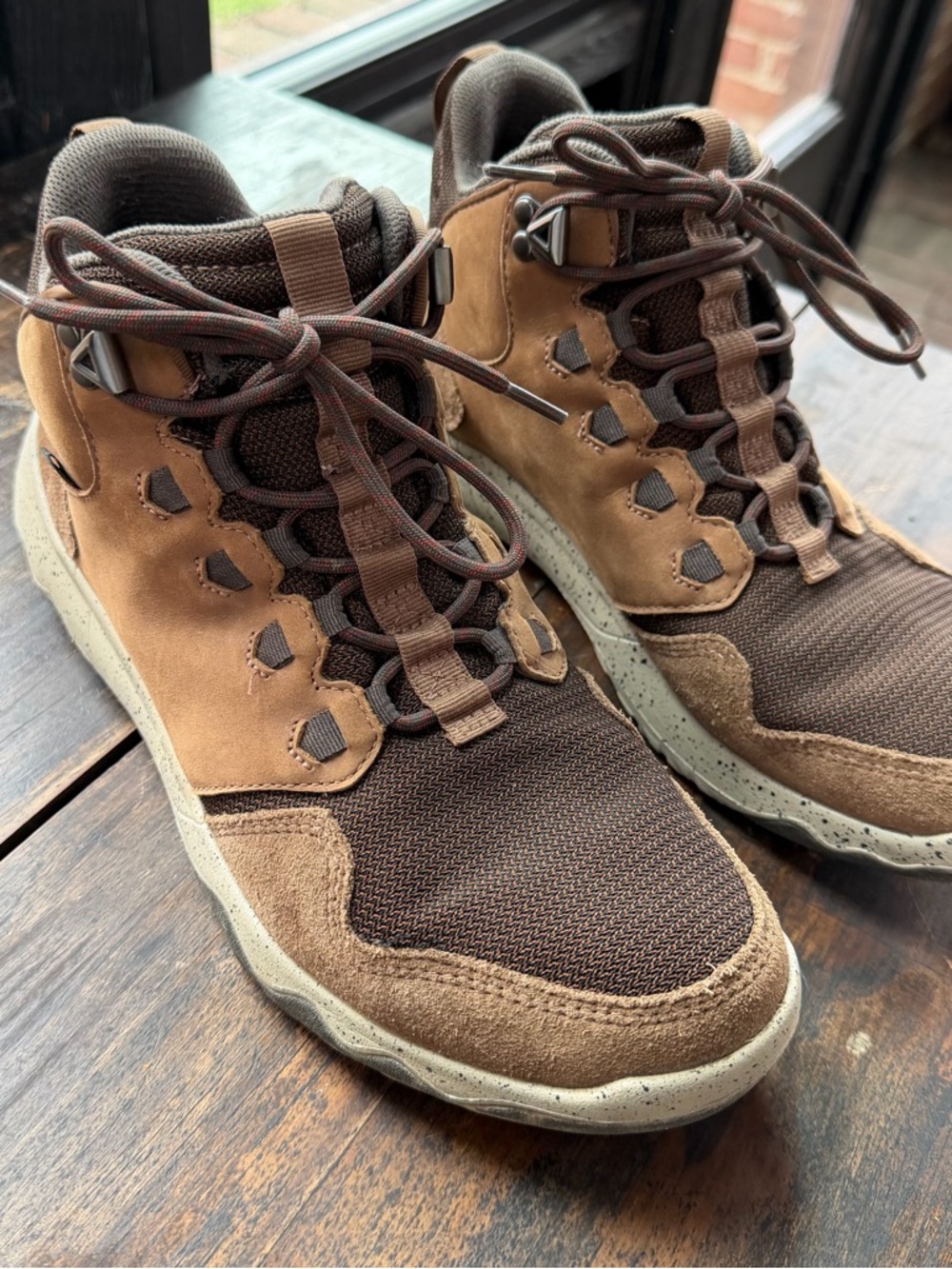 TEVA ARROWRIDEGE Waterproof Boots! Amazing condition!